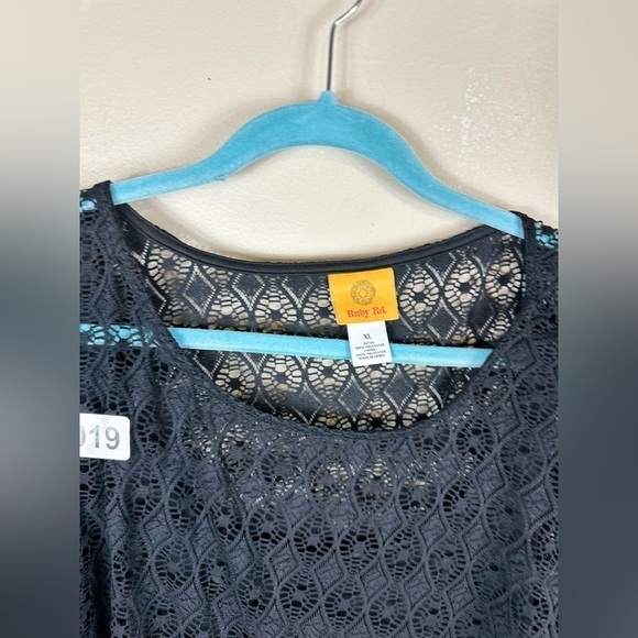 Ruby red xlarge black / white p2p 24-1/2 length 28” lacy crochet top - Picture 4 of 4